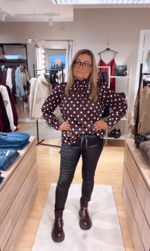 IMG_2069 Prickig blus, Brun. (Klicka se film)