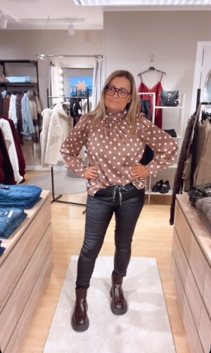 IMG_2073 Prickig blus, Camel. (Klicka se film)