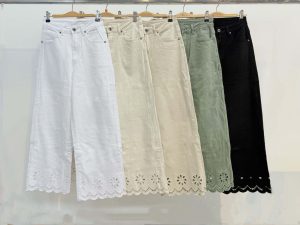 Svarta jeans med blomdetaljer, endast kvar stl L som är som en M