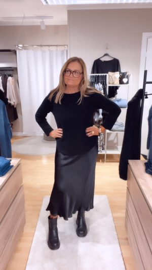 A97CAA9F-D9A0-4C26-A73A-C061DE720152 2 Glammy skirt, Svart. (Klicka se film)