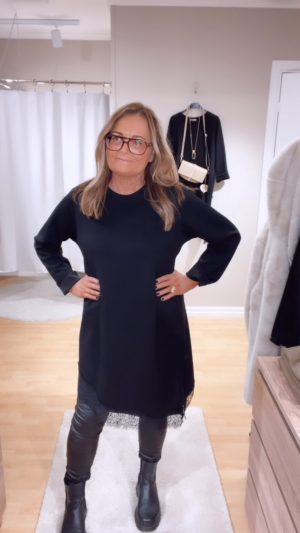 Mona dress, Svart. (Klicka se film)