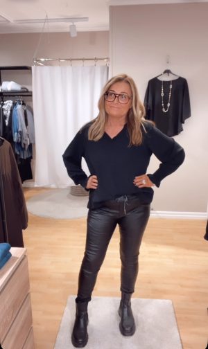 IMG_2608 Vendela blus, Svart. (Klicka, se film med plaggen på)