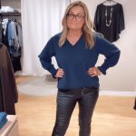 Vendela blus, Marinblå. (Klicka och se film med plagg på)