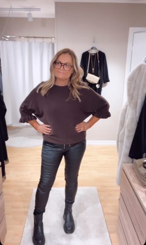 Malva stickad tröja, Espresso. (Klicka, se film med plaggen på)